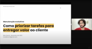 Captura de tela do vídeo onde aparecem: Max Denvir, palestrante, e o slide com o título "Manutenção evolutiva: como priorizar tarefas para entregar valor ao cliente".